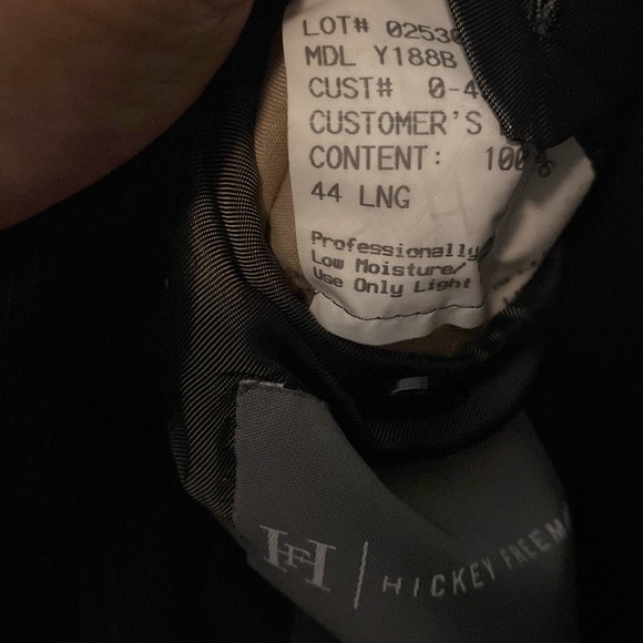 Beautiful Grey pinstriped Hickey Freeman Suit.  44 long pants 36x31. - Picture 4 of 7